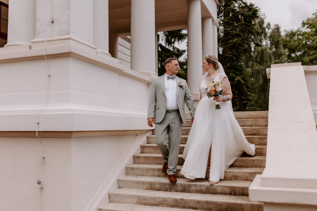 Brautpaar auf einer Treppe