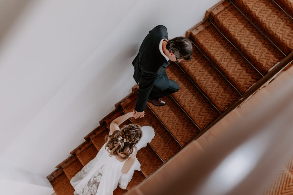 Brautpaar auf der Treppe von oben fotografiert