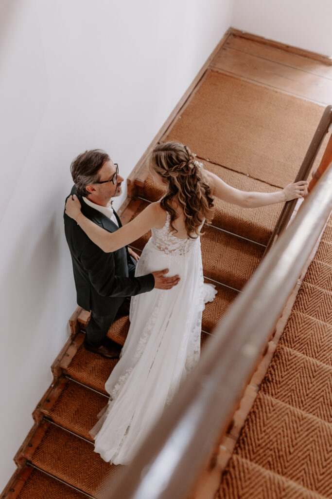 Brautpaar auf der Treppe, von oben fotografiert