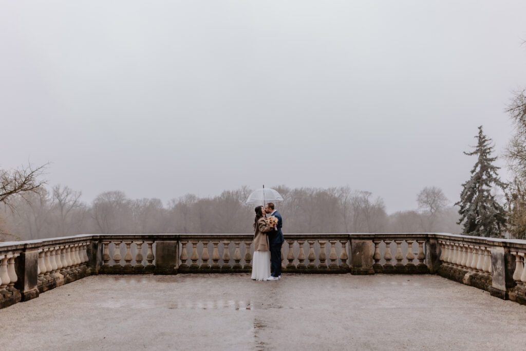 Brautpaar im Regen in Potsdam