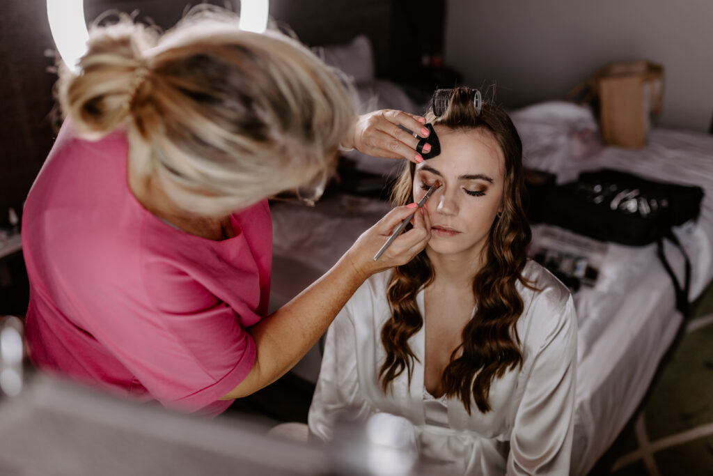 Braut und Make-up Artistin