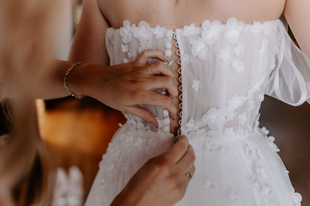 Brautkleid wird angezogen