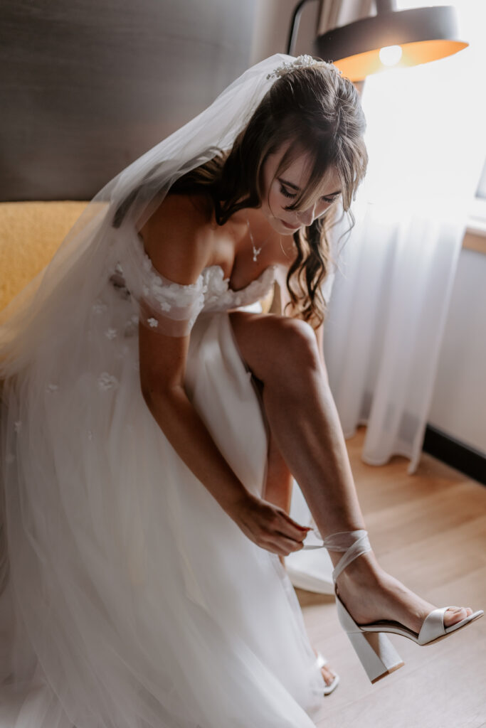 Braut beim anziehen ihrer Schuhe