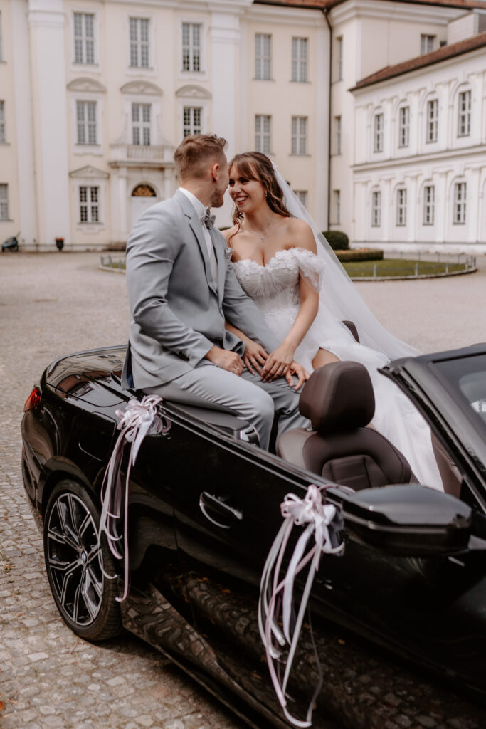Brautpaar im Auto