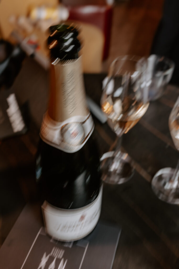 Sektflasche im Hotelzimmer