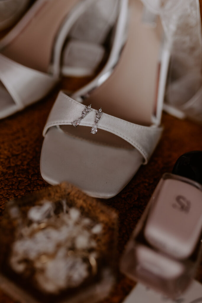 Ohrringe auf dem Schuh