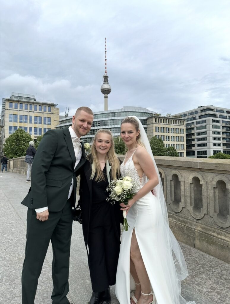 Fotografin mit ihrem Brautpaar in Berlin
