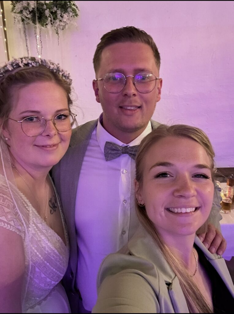 Fotografin mit Brautpaar am Hochzeitstag