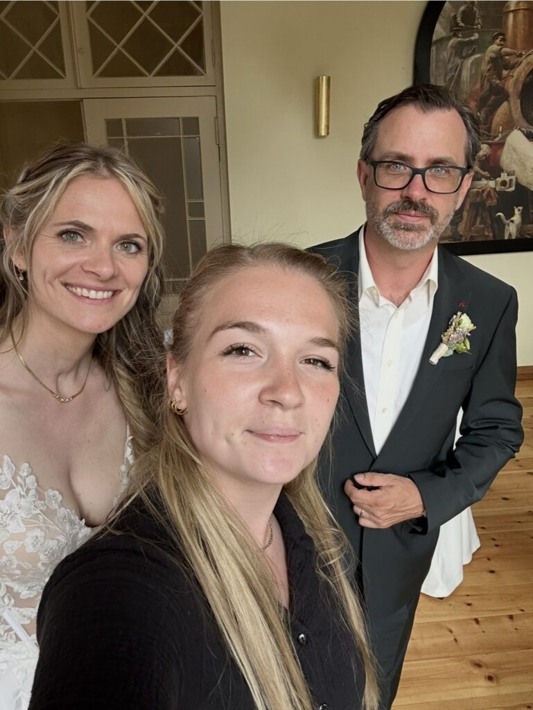 Fotografin mit Brautpaar nach der Trauung