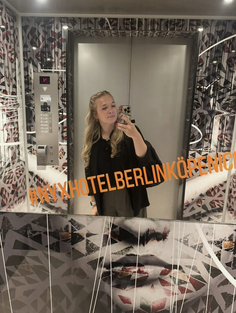 Fotografin Spiegelselfie im Hotel