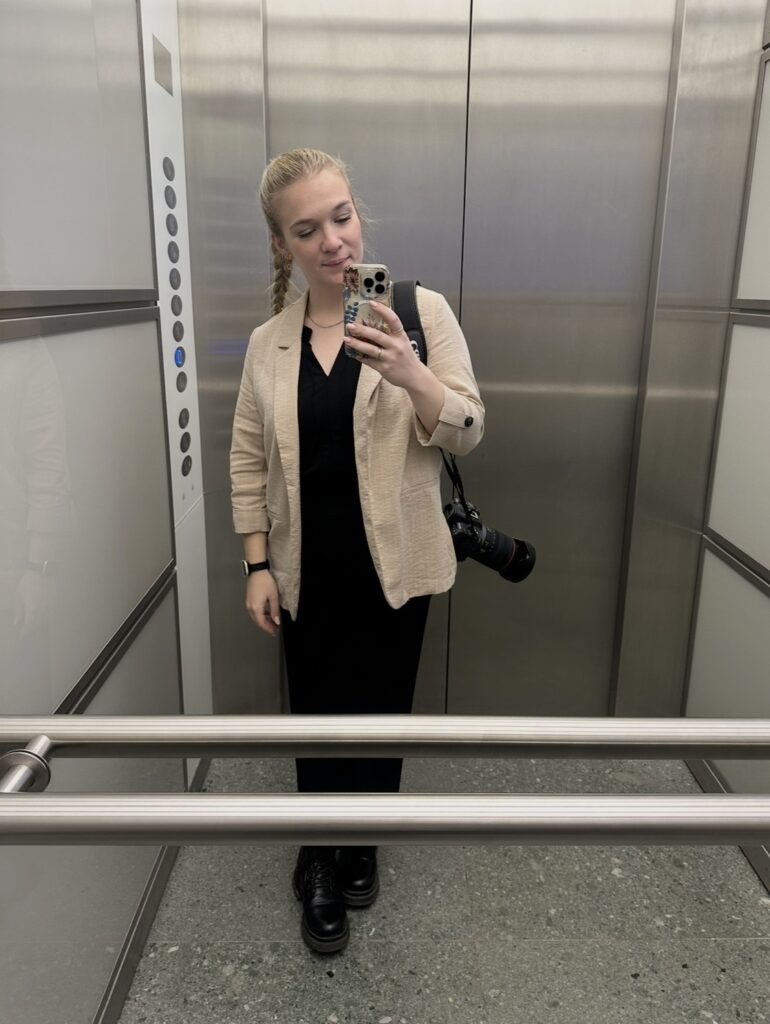 Fotografin im Fahrstuhl macht Selfie